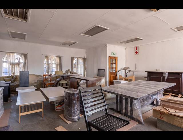 1,200M² BUILDING FOR SALE IN VILLAGE MAIN